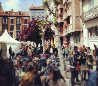 Ambiente en la plaza media hora antes del inicio de las actividades