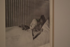 Cocteau en la cama con máscara. París, 1927