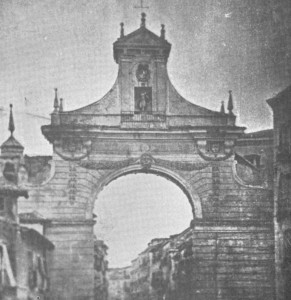 Arco en la calle de Santiago a principios del siglo XX (desaparecido)