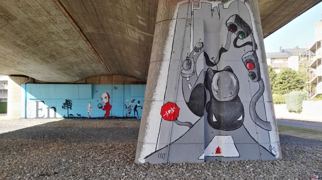 La propuesta futurista de Nieves Peral. Al fondo, el mural de El Artista Polímata.