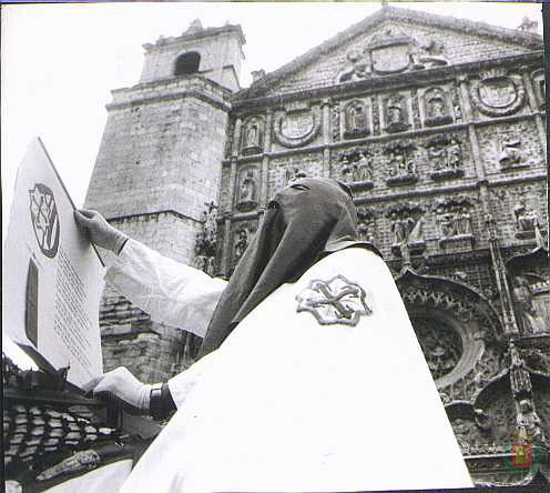 Jinete frente a San Pablo durante el Pregón de las Siete Palabras en los años 70.