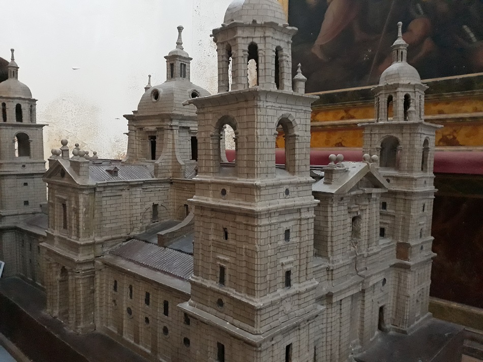 aqueta del diseño de Juan de Herrera expuesta en la Catedral de Valladolid, con torres de planta cuadrada. En primer término, 'la buena moza'.