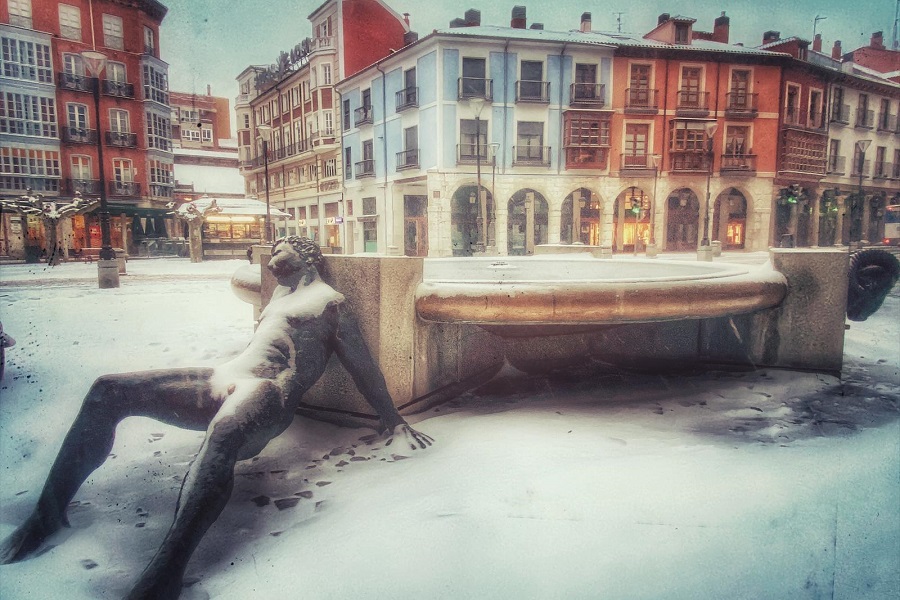 fuente colosos con nieve