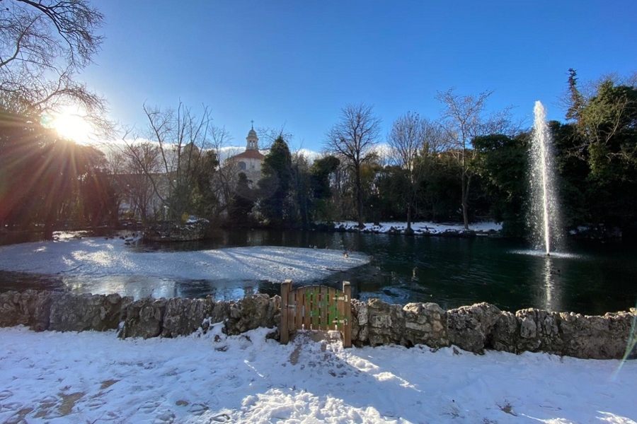 lago del campo grande con nieve