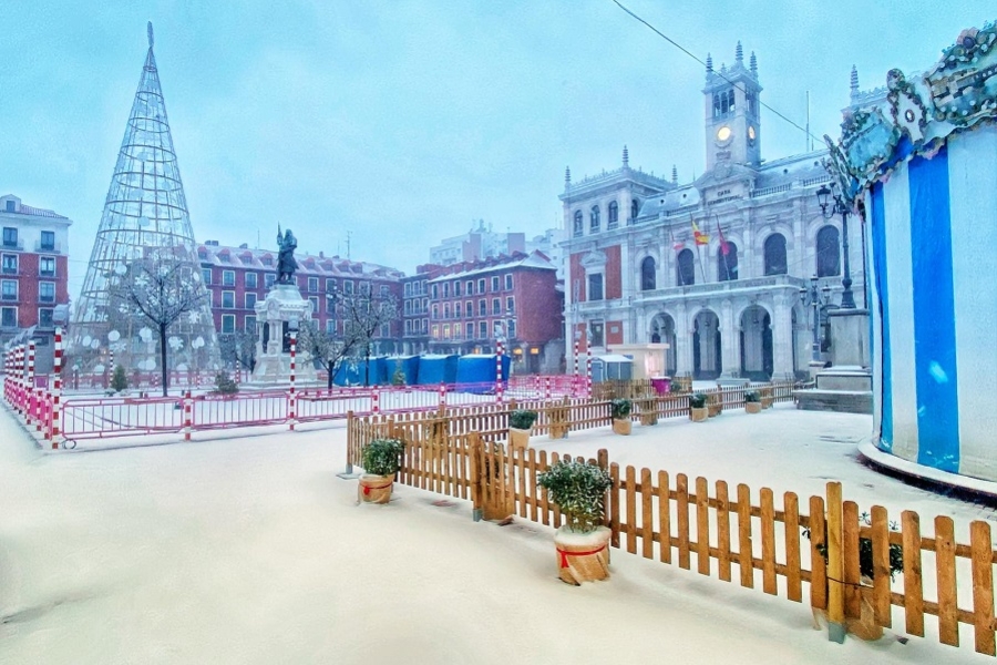 plaza mayor de valladolid con nieve