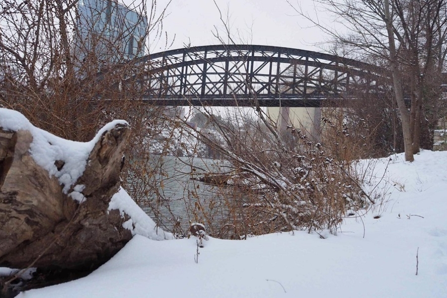 puente de hierro con nieve