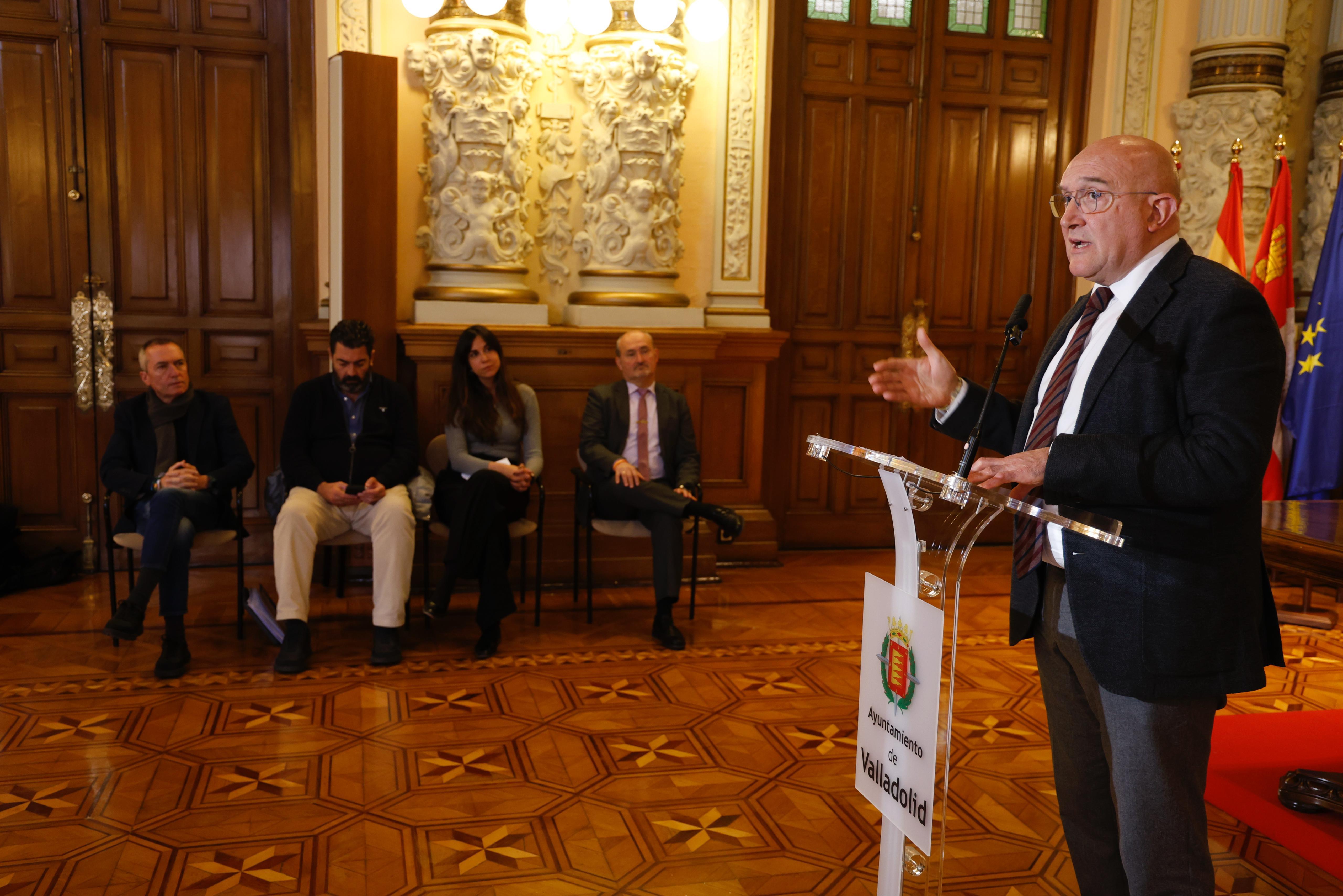 El alcalde Jesús Julio Carnero da a conocer el nombre de los primeros artistas confirmados para las fiestas de Valladolid 2024.