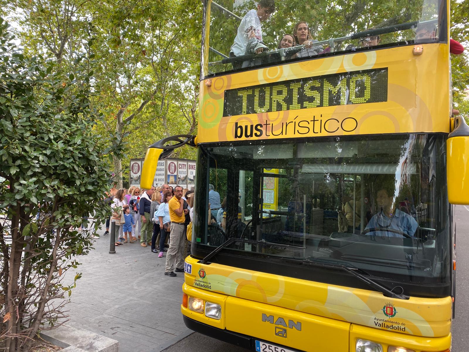 Autobús turístico de Valladolid. Imagen frontal. Parada de Acera de Recoletos
