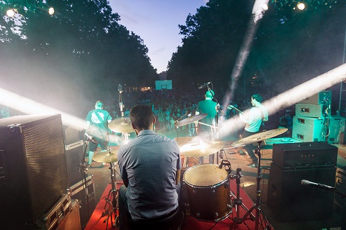 El certamen Onda Rock Ciudad de Valladolid para bandas de la capital del Pisuerga y su provincia ofrece a los músicos locales la posibilidad de recibir un premio de hasta 4.000 euros para grabar un disco en un estudio profesional de Valladolid, con un máximo de once temas y un tiempo límite de dos semanas de uso del estudio. <br></br>En esta XIV edición, los grupos seleccionados por el jurado para participar en la fase semifinal defendiendo sus temas durante 20 minutos en el escenario instalado en el paseo de las Moreras, son Malverde, SEZ, Luznegra, The Quiet's, De perdidos al trío, Naïa, Costa Moreras, Margot, DeKaneo, Quinto Elemento y Martín H Bande. Actuarán, por este orden y con un cupo de cuatro grupos por jornada, los días 4, 5 y 6 de septiembre, a las 21 horas; y las tres bandas seleccionadas se medirán en una final que tendrá lugar el jueves, 7 de septiembre. <bR></br>Red se hizo con el premio en la primera edición de Onda Rock, celebrada en 2004 en el paseo de las Moreras, ubicación a la que regresó en 2016 después de pasar por espacios como la Feria del Folclore y la Gastronomía y la plaza de Colón. Otros ganadores del concurso han sido, por orden cronológico, Los Placeres, Sr.Vicio, The Mostaza Taco Brother, Sin arreglo, Perdición, New Passengers, XXX, Sharon Bates, The Zarrapas, Querido Watson, Rail4pass y Blow.